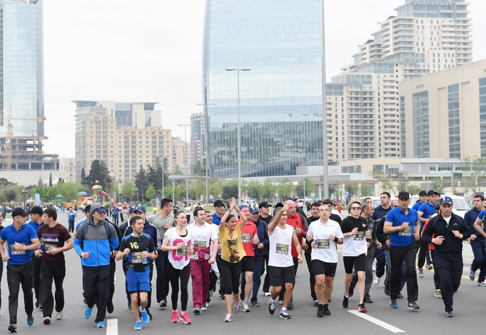 Heydər Əliyev Fondunun vitse-prezidenti Leyla Əliyeva "Bakı Marafonu 2016"da iştirak edir (FOTO)