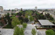 Bakının 8-ci Kilometr qəsəbəsində çoxmərtəbəli avtomobil dayanacağı istifadəyə verilib (FOTO)