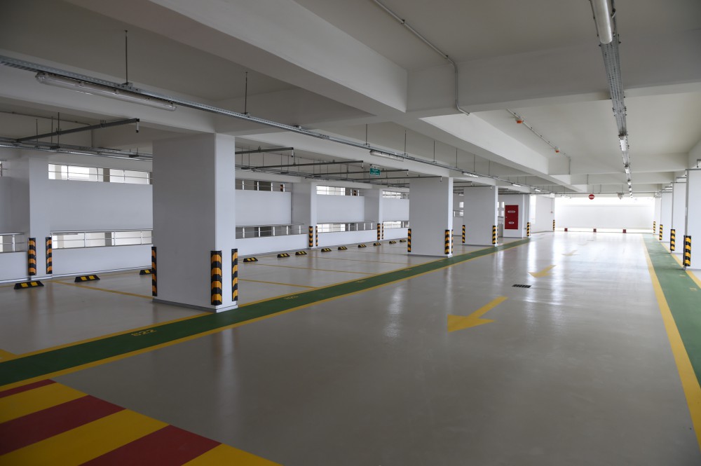 Bakının 8-ci Kilometr qəsəbəsində çoxmərtəbəli avtomobil dayanacağı istifadəyə verilib (FOTO)