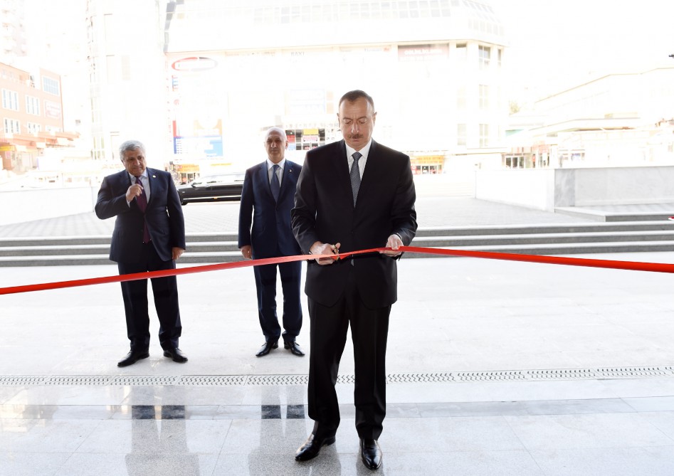 Bakının 8-ci Kilometr qəsəbəsində çoxmərtəbəli avtomobil dayanacağı istifadəyə verilib (FOTO)