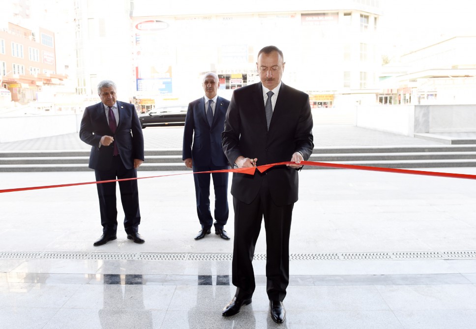 Bakının 8-ci Kilometr qəsəbəsində çoxmərtəbəli avtomobil dayanacağı istifadəyə verilib (FOTO)