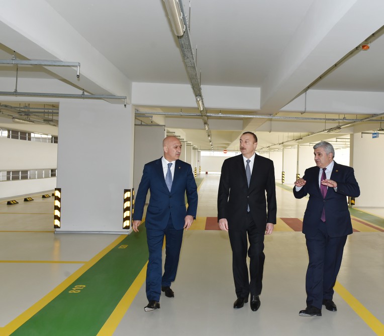Bakının 8-ci Kilometr qəsəbəsində çoxmərtəbəli avtomobil dayanacağı istifadəyə verilib (FOTO)