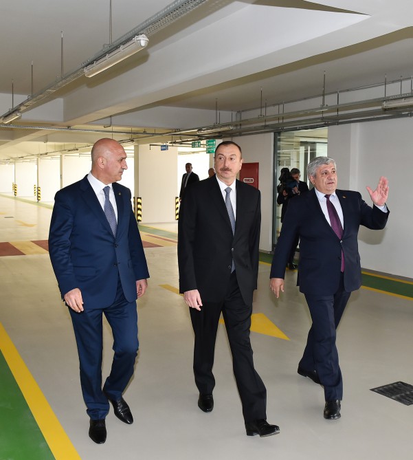Bakının 8-ci Kilometr qəsəbəsində çoxmərtəbəli avtomobil dayanacağı istifadəyə verilib (FOTO)