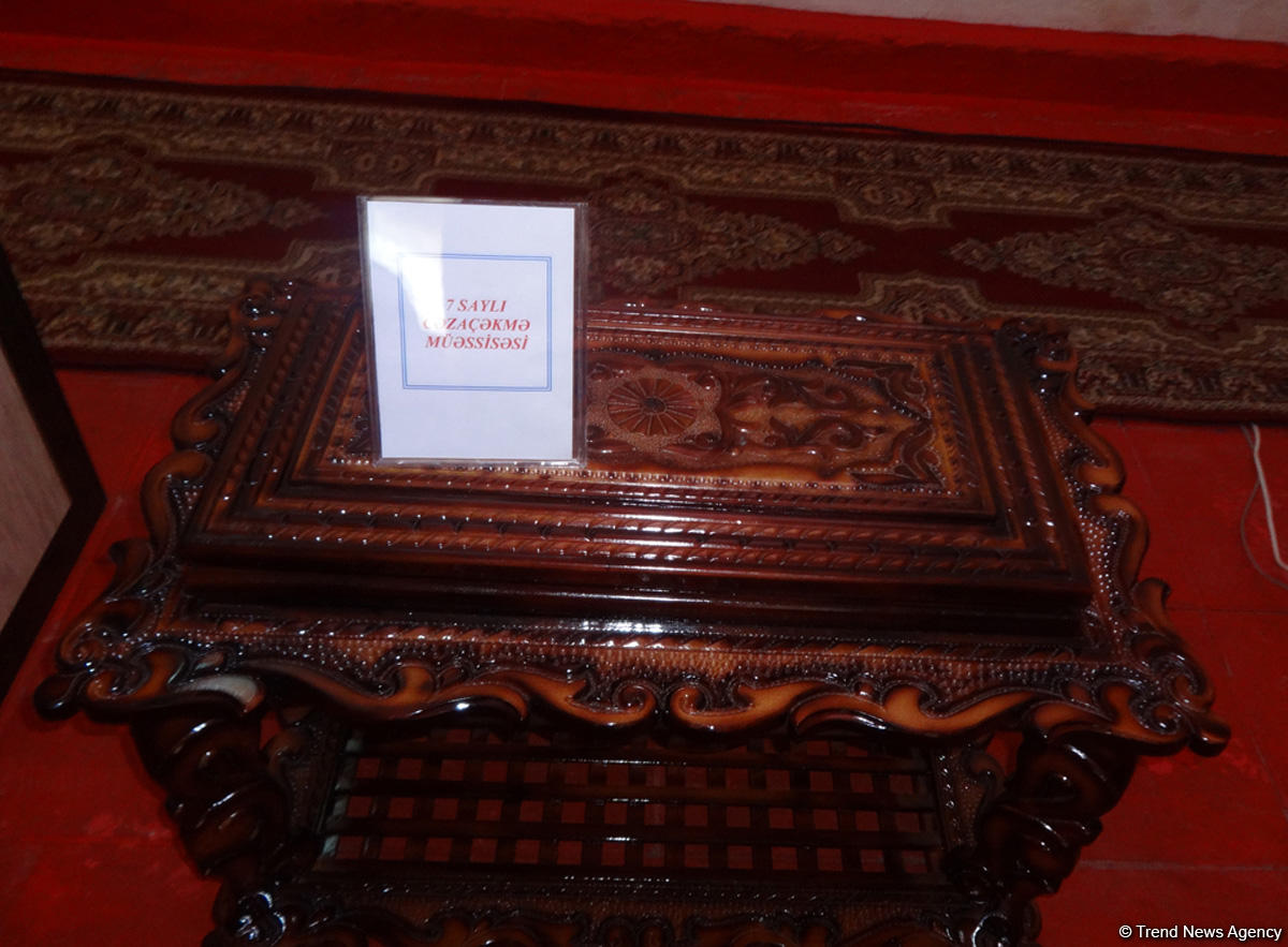6 saylı cəzaçəkmə müəssisəsində məhkumların əl işləri nümayiş olundu  (FOTO)