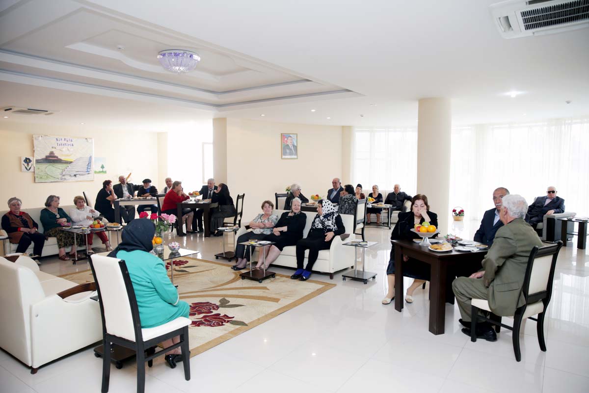 Leyla Əliyeva müharibə və əmək əlilləri üçün pansionatda olub (FOTO)