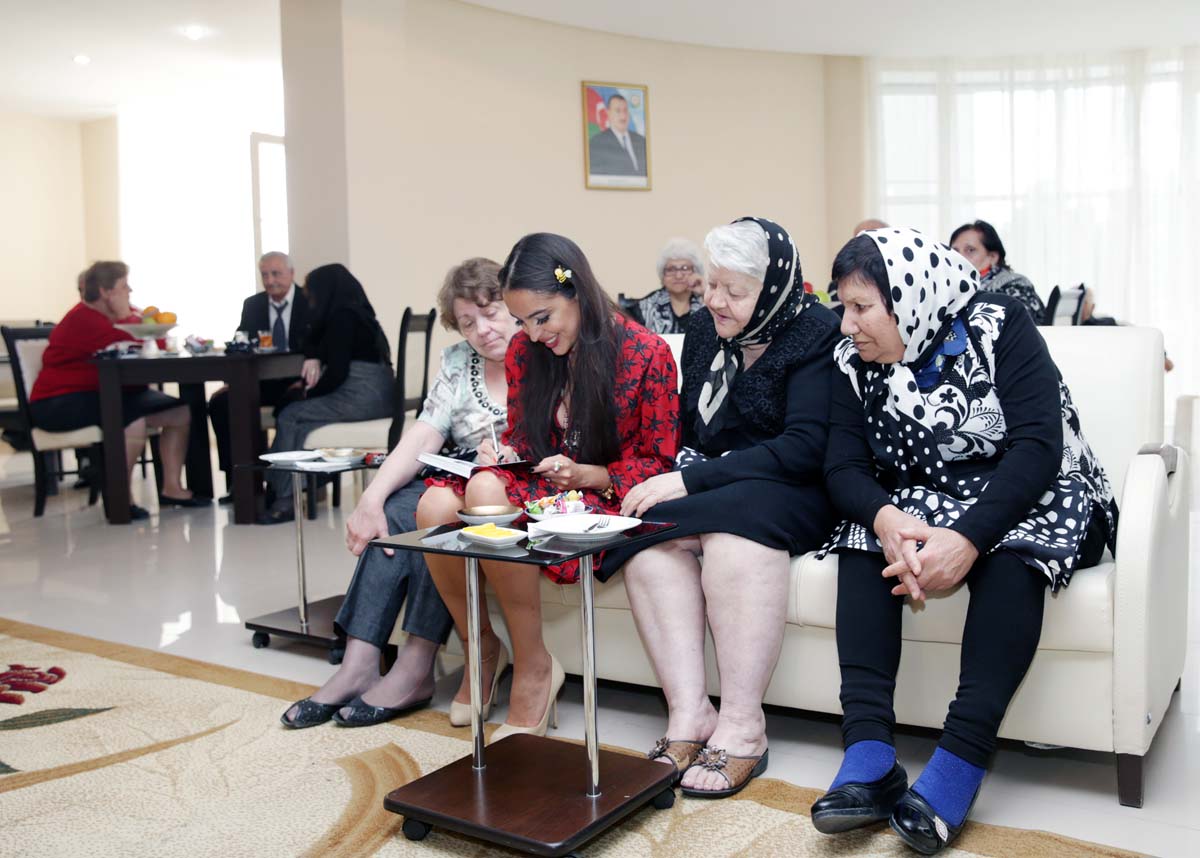 Leyla Əliyeva müharibə və əmək əlilləri üçün pansionatda olub (FOTO)