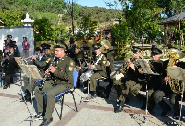 Bakıda Silahlı Qüvvələrin orkestrlərinin nümunəvi çıxışı (FOTO)