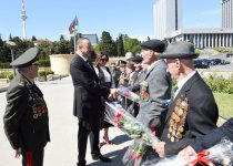 Prezident İlham Əliyev və xanımı 9 May - Qələbə Günü münasibətilə Bakıda keçirilən mərasimdə iştirak ediblər (FOTO)