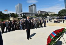 Prezident İlham Əliyev və xanımı 9 May - Qələbə Günü münasibətilə Bakıda keçirilən mərasimdə iştirak ediblər (FOTO)