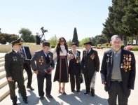 Prezident İlham Əliyev və xanımı 9 May - Qələbə Günü münasibətilə Bakıda keçirilən mərasimdə iştirak ediblər (FOTO)