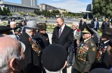 Prezident İlham Əliyev və xanımı 9 May - Qələbə Günü münasibətilə Bakıda keçirilən mərasimdə iştirak ediblər (FOTO)