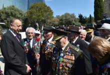 Prezident İlham Əliyev və xanımı 9 May - Qələbə Günü münasibətilə Bakıda keçirilən mərasimdə iştirak ediblər (FOTO)