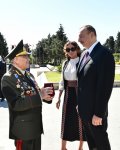 Prezident İlham Əliyev və xanımı 9 May - Qələbə Günü münasibətilə Bakıda keçirilən mərasimdə iştirak ediblər (FOTO)