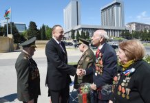 Prezident İlham Əliyev və xanımı 9 May - Qələbə Günü münasibətilə Bakıda keçirilən mərasimdə iştirak ediblər (FOTO)