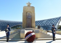 Prezident İlham Əliyev və xanımı 9 May - Qələbə Günü münasibətilə Bakıda keçirilən mərasimdə iştirak ediblər (FOTO)