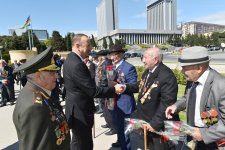 Prezident İlham Əliyev və xanımı 9 May - Qələbə Günü münasibətilə Bakıda keçirilən mərasimdə iştirak ediblər (FOTO)