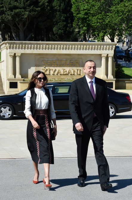 Prezident İlham Əliyev və xanımı 9 May - Qələbə Günü münasibətilə Bakıda keçirilən mərasimdə iştirak ediblər (FOTO)
