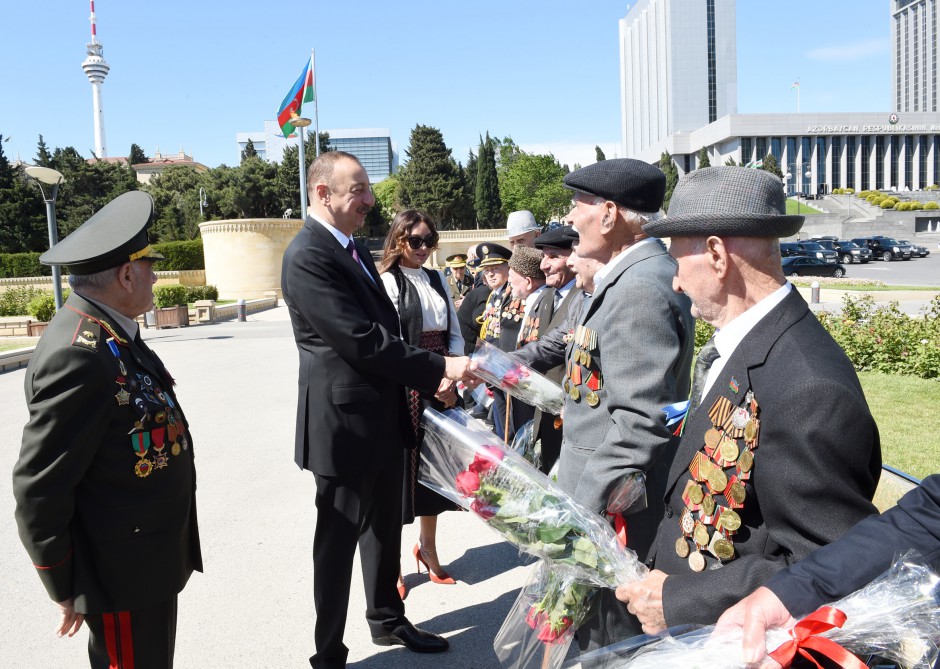 Prezident İlham Əliyev və xanımı 9 May - Qələbə Günü münasibətilə Bakıda keçirilən mərasimdə iştirak ediblər (FOTO)