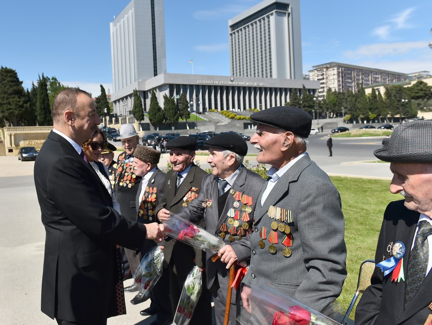 Prezident İlham Əliyev və xanımı 9 May - Qələbə Günü münasibətilə Bakıda keçirilən mərasimdə iştirak ediblər (FOTO)
