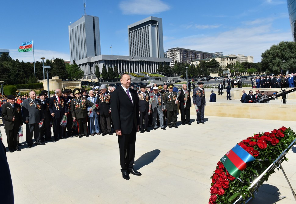 Prezident İlham Əliyev və xanımı 9 May - Qələbə Günü münasibətilə Bakıda keçirilən mərasimdə iştirak ediblər (FOTO)