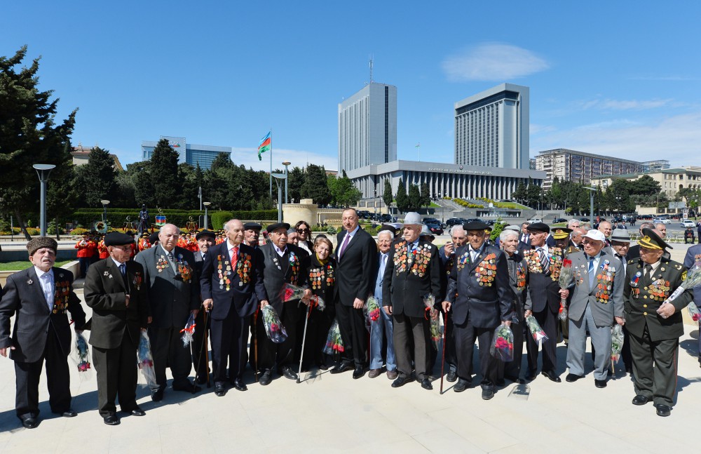 Prezident İlham Əliyev və xanımı 9 May - Qələbə Günü münasibətilə Bakıda keçirilən mərasimdə iştirak ediblər (FOTO)