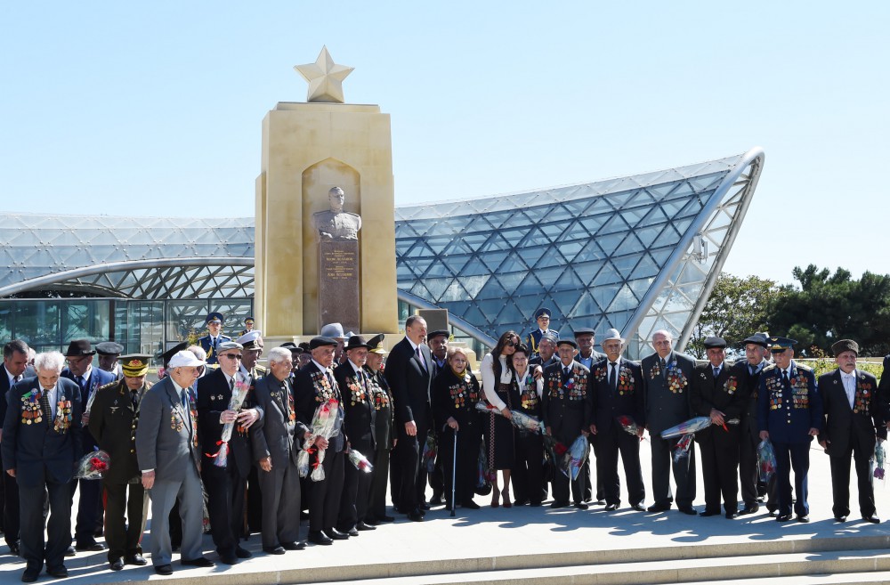 Prezident İlham Əliyev və xanımı 9 May - Qələbə Günü münasibətilə Bakıda keçirilən mərasimdə iştirak ediblər (FOTO)
