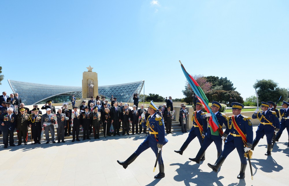 Prezident İlham Əliyev və xanımı 9 May - Qələbə Günü münasibətilə Bakıda keçirilən mərasimdə iştirak ediblər (FOTO)