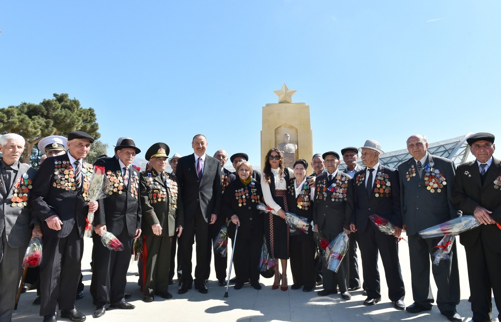 Prezident İlham Əliyev və xanımı 9 May - Qələbə Günü münasibətilə Bakıda keçirilən mərasimdə iştirak ediblər (FOTO)