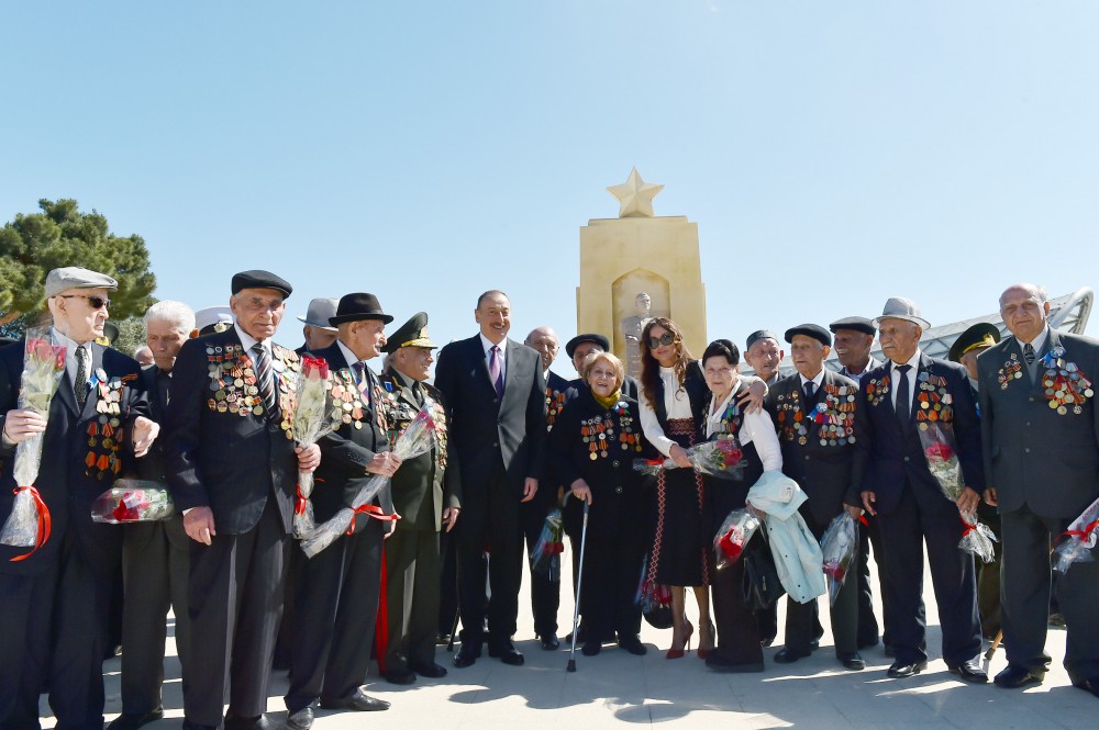 Prezident İlham Əliyev və xanımı 9 May - Qələbə Günü münasibətilə Bakıda keçirilən mərasimdə iştirak ediblər (FOTO)