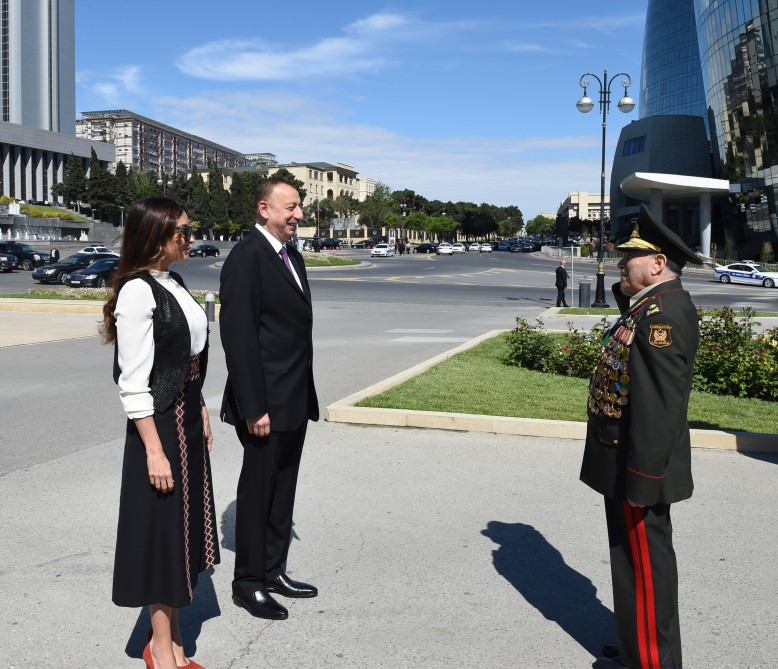 Prezident İlham Əliyev və xanımı 9 May - Qələbə Günü münasibətilə Bakıda keçirilən mərasimdə iştirak ediblər (FOTO)