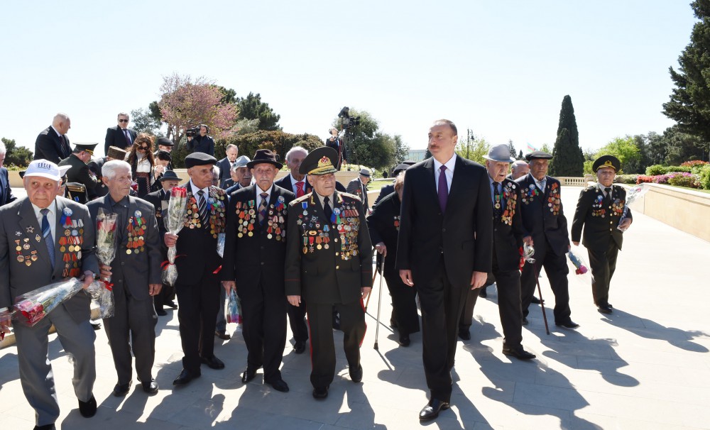 Prezident İlham Əliyev və xanımı 9 May - Qələbə Günü münasibətilə Bakıda keçirilən mərasimdə iştirak ediblər (FOTO)