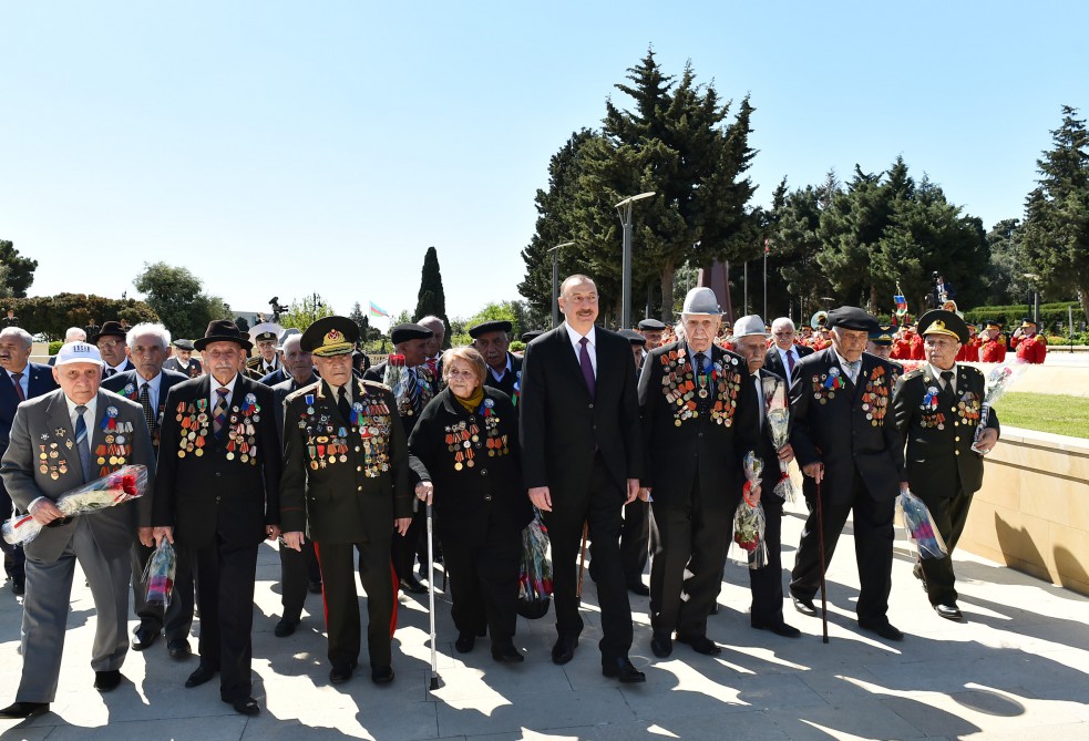 Prezident İlham Əliyev və xanımı 9 May - Qələbə Günü münasibətilə Bakıda keçirilən mərasimdə iştirak ediblər (FOTO)