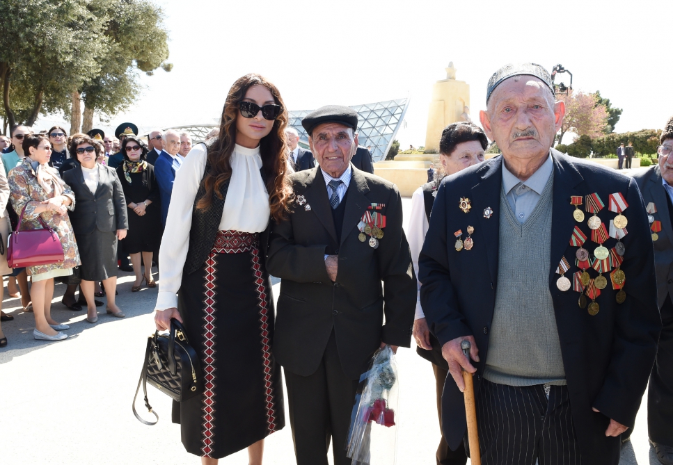 Prezident İlham Əliyev və xanımı 9 May - Qələbə Günü münasibətilə Bakıda keçirilən mərasimdə iştirak ediblər (FOTO)