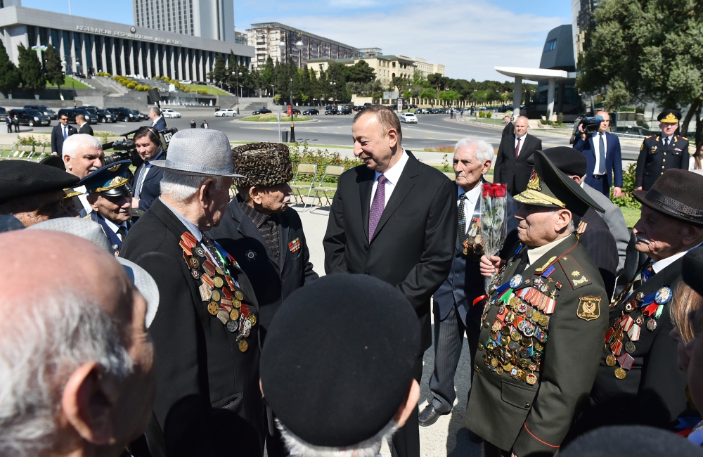 Prezident İlham Əliyev və xanımı 9 May - Qələbə Günü münasibətilə Bakıda keçirilən mərasimdə iştirak ediblər (FOTO)