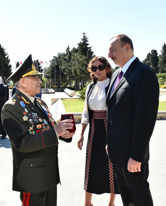 Prezident İlham Əliyev və xanımı 9 May - Qələbə Günü münasibətilə Bakıda keçirilən mərasimdə iştirak ediblər (FOTO)