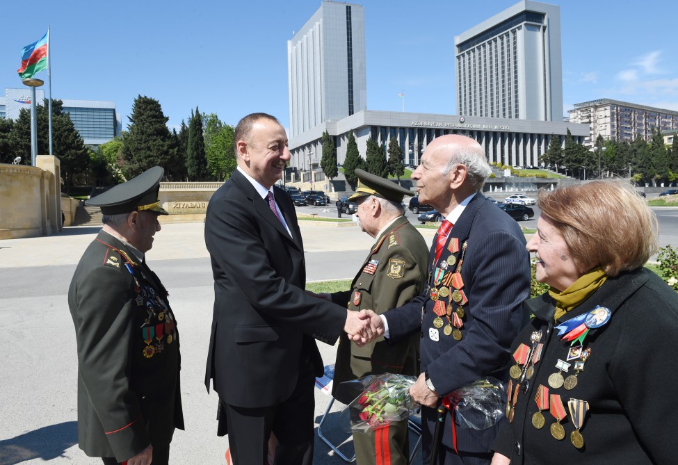 Prezident İlham Əliyev və xanımı 9 May - Qələbə Günü münasibətilə Bakıda keçirilən mərasimdə iştirak ediblər (FOTO)