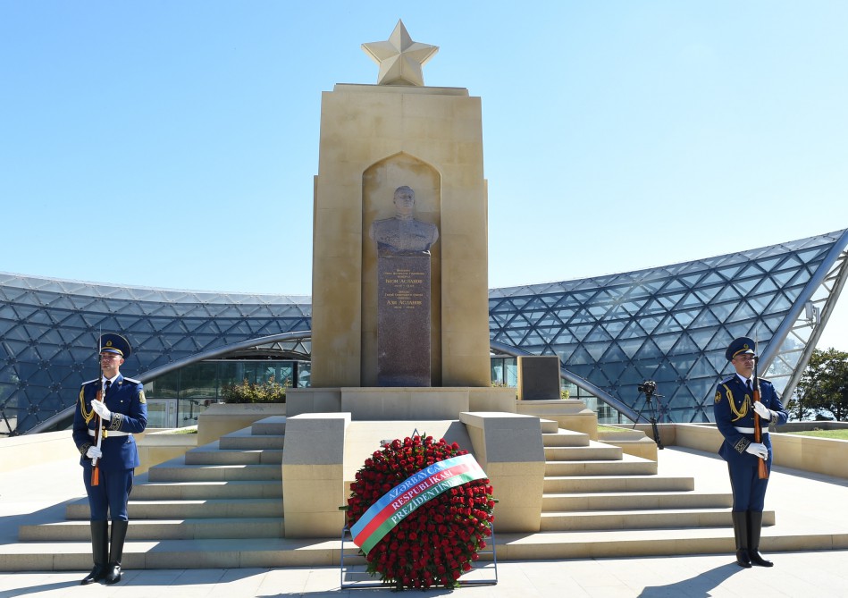 Prezident İlham Əliyev və xanımı 9 May - Qələbə Günü münasibətilə Bakıda keçirilən mərasimdə iştirak ediblər (FOTO)