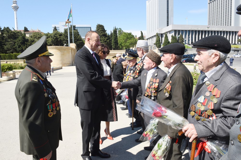Prezident İlham Əliyev və xanımı 9 May - Qələbə Günü münasibətilə Bakıda keçirilən mərasimdə iştirak ediblər (FOTO)