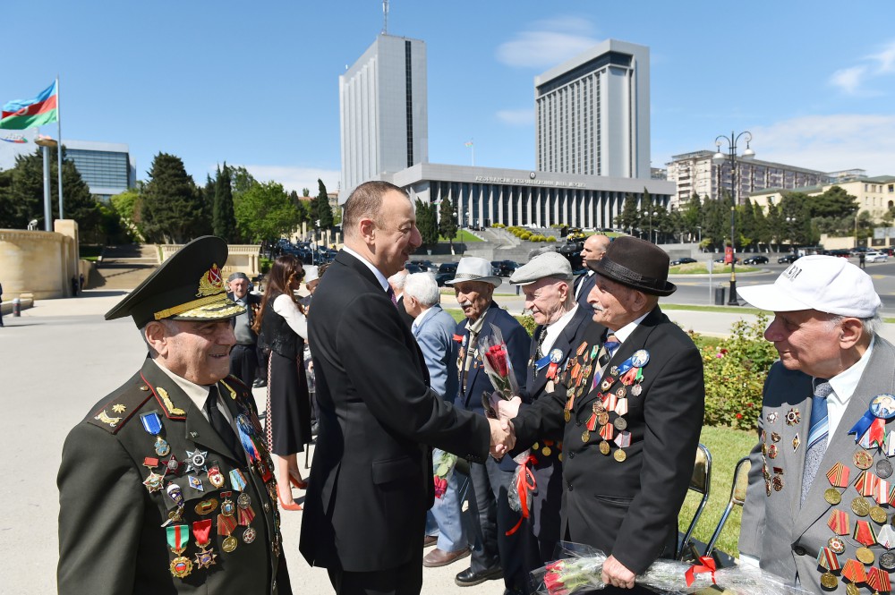 Prezident İlham Əliyev və xanımı 9 May - Qələbə Günü münasibətilə Bakıda keçirilən mərasimdə iştirak ediblər (FOTO)