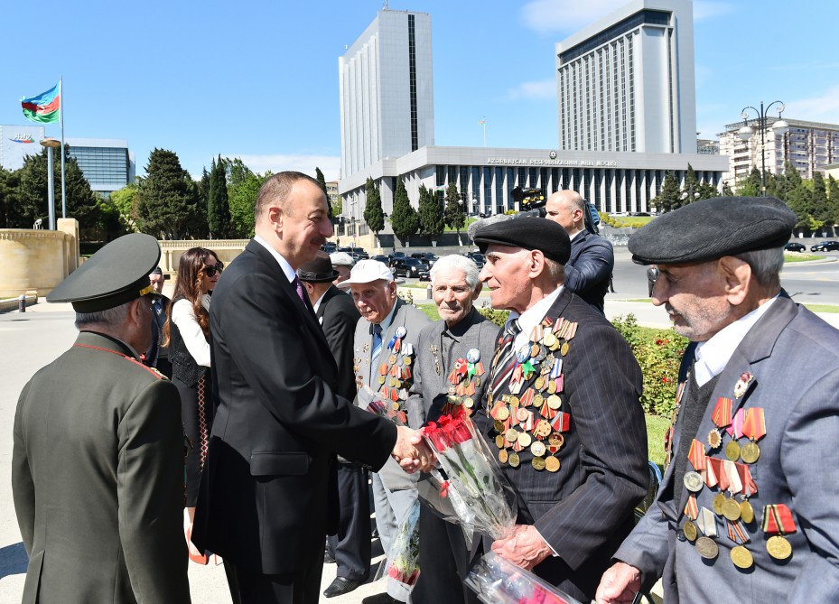 Prezident İlham Əliyev və xanımı 9 May - Qələbə Günü münasibətilə Bakıda keçirilən mərasimdə iştirak ediblər (FOTO)