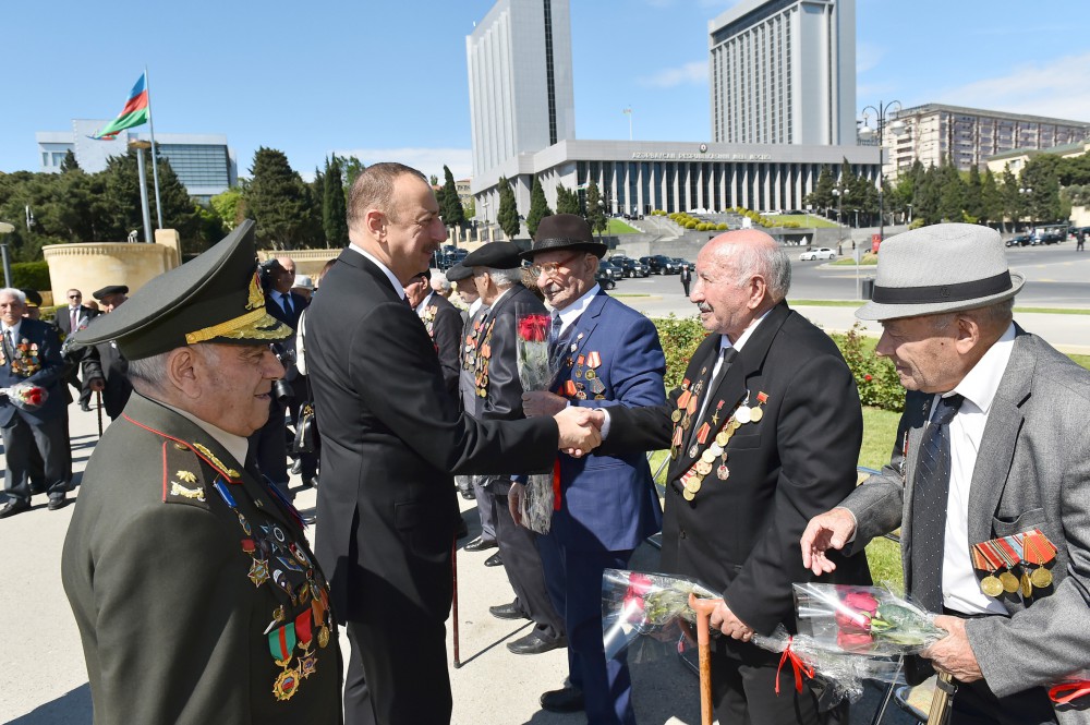 Prezident İlham Əliyev və xanımı 9 May - Qələbə Günü münasibətilə Bakıda keçirilən mərasimdə iştirak ediblər (FOTO)