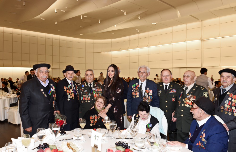 Prezident İlham Əliyev və xanımı ulu öndər Heydər Əliyevin anadan olmasının 93-cü ildönümü və 9 May - Qələbə Günü münasibətilə rəsmi qəbulda iştirak ediblər (FOTO)