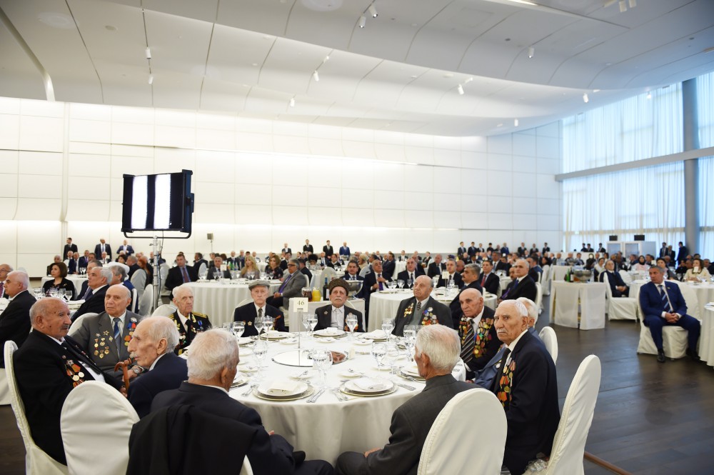 Prezident İlham Əliyev və xanımı ulu öndər Heydər Əliyevin anadan olmasının 93-cü ildönümü və 9 May - Qələbə Günü münasibətilə rəsmi qəbulda iştirak ediblər (FOTO)