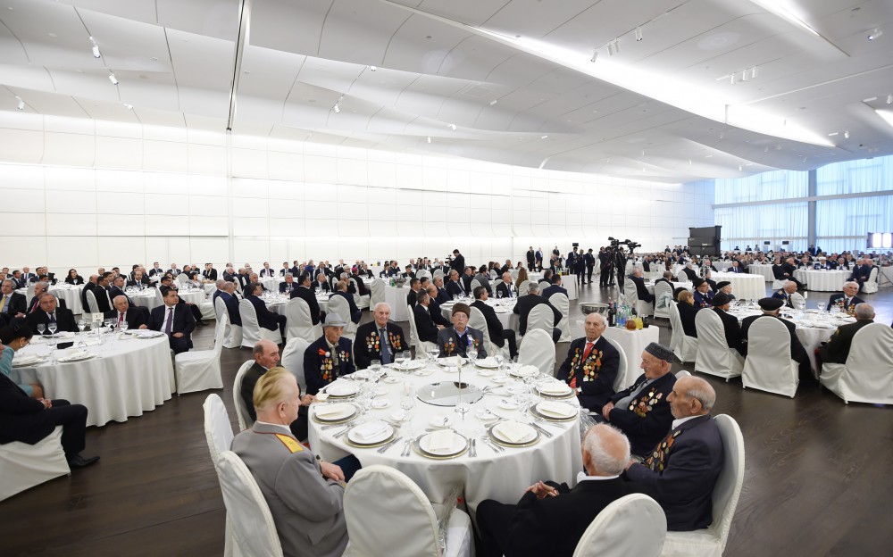 Prezident İlham Əliyev və xanımı ulu öndər Heydər Əliyevin anadan olmasının 93-cü ildönümü və 9 May - Qələbə Günü münasibətilə rəsmi qəbulda iştirak ediblər (FOTO)