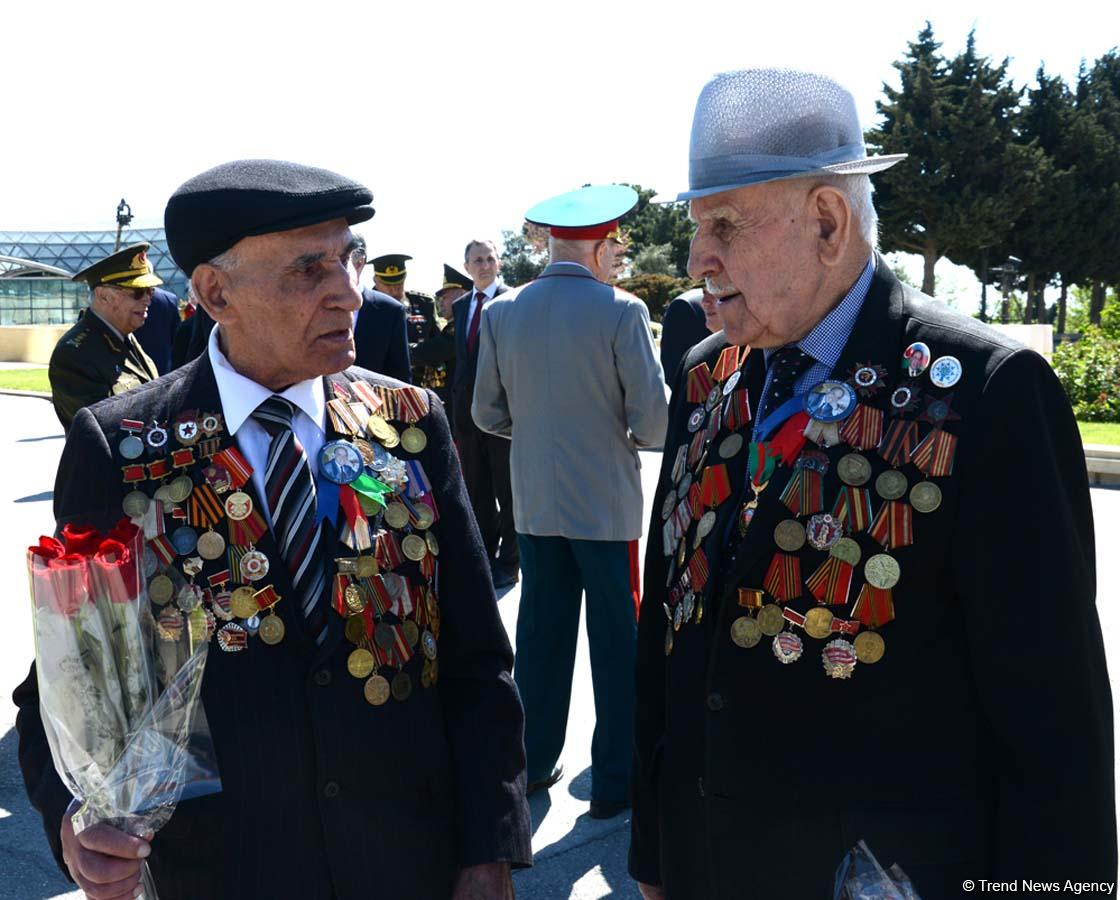 Azərbaycan ictimaiyyəti Qələbə Gününü qeyd edir  (FOTO)