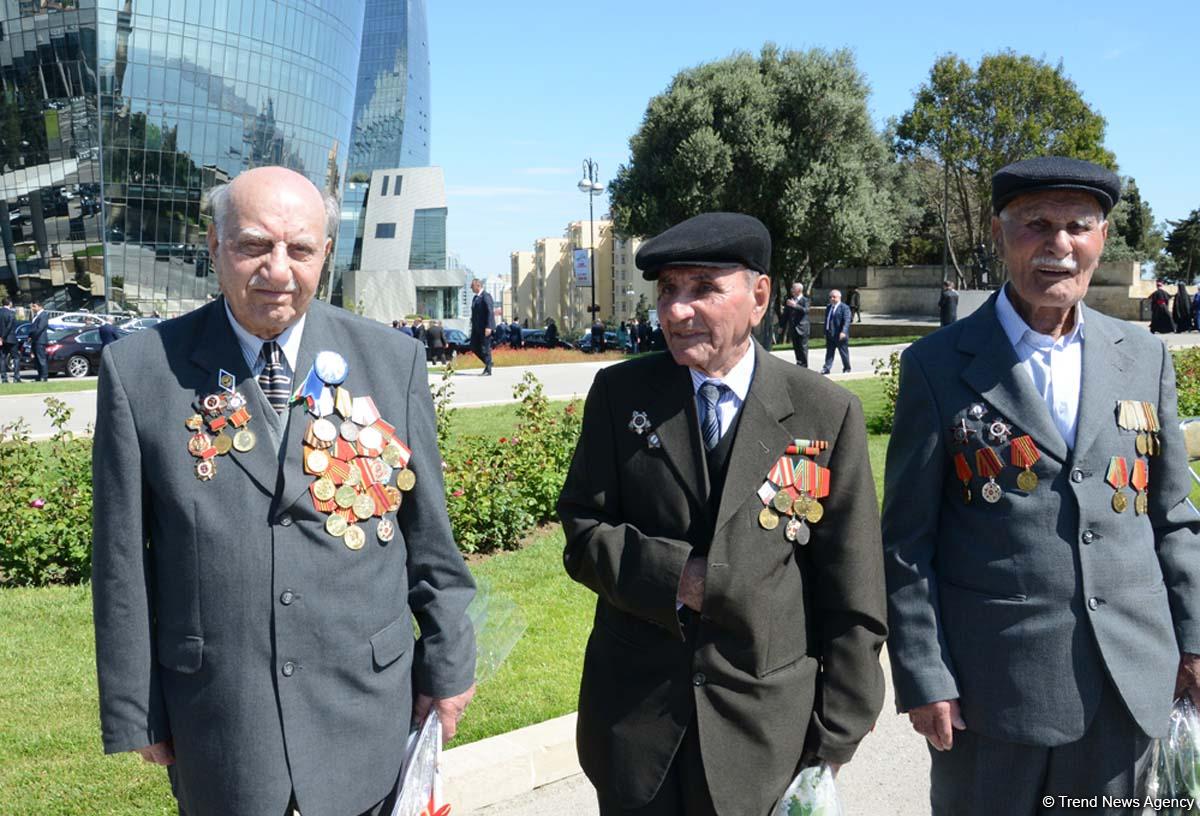 Azərbaycan ictimaiyyəti Qələbə Gününü qeyd edir  (FOTO)