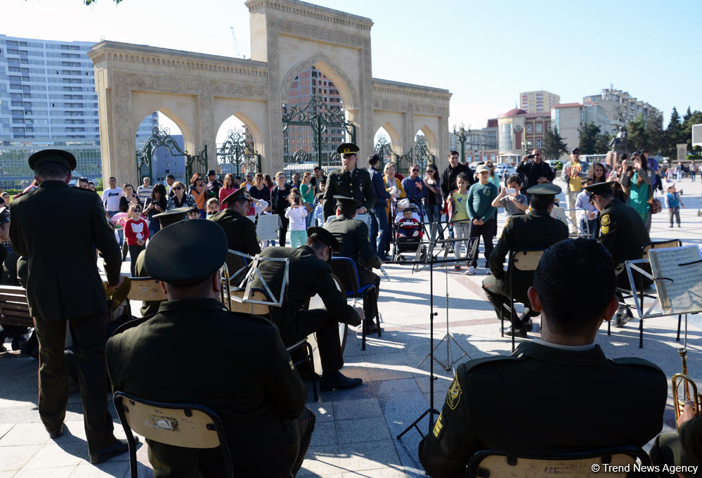 Bakıda Silahlı Qüvvələrin orkestrlərinin nümunəvi çıxışı (FOTO)