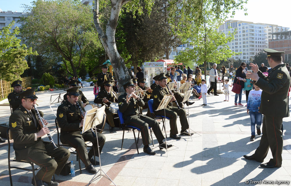 Bakıda Silahlı Qüvvələrin orkestrlərinin nümunəvi çıxışı (FOTO)