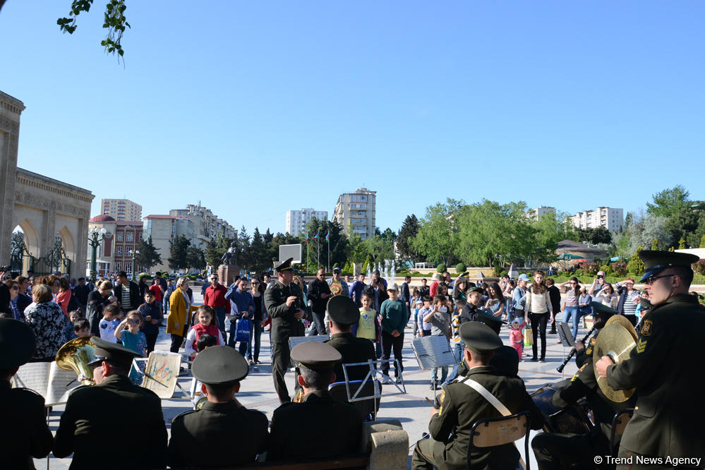 Bakıda Silahlı Qüvvələrin orkestrlərinin nümunəvi çıxışı (FOTO)