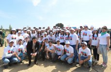 İlham Əliyev və xanımı Ulu öndər Heydər Əliyevin doğum gününə həsr olunmuş ağacəkmə kampaniyasında iştirak ediblər (FOTO)